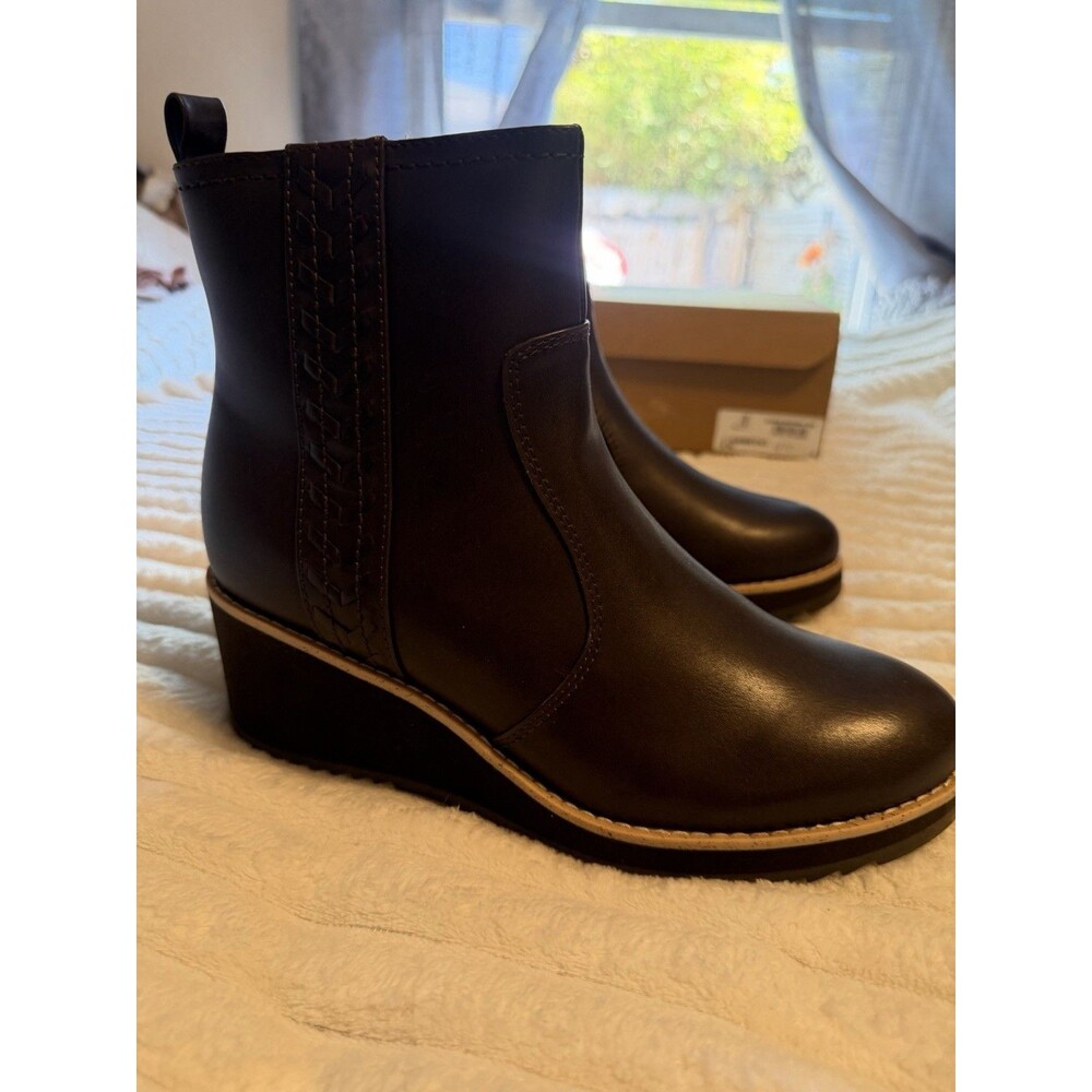 Earth Women's Camryn Side Zip Wedge Booties